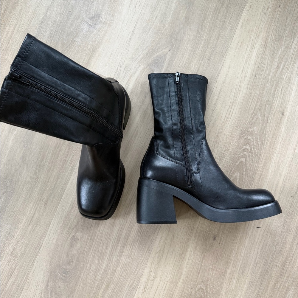 NWOB Vagabond Black Leather Ankle Boots